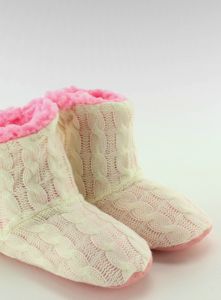 Włóczkowe kapcie dziecięce za kostkę B213 BIAŁY