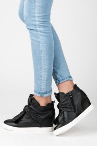 SNEAKERSY Z KOKARDĄ