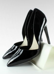 Lakierowane czółenka z wcięciami EE05 Black