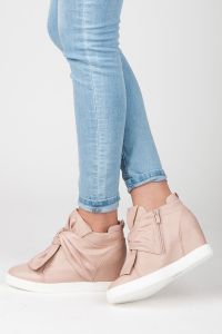 SNEAKERSY Z KOKARDĄ