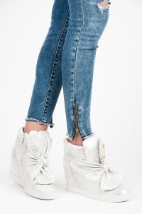SNEAKERSY Z KOKARDĄ
