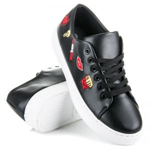 CZARNE TRAMPKI Z NASZYWKAMI