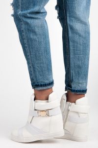 SNEAKERSY Z OZDOBNĄ SPRZĄCZKĄ
