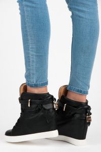 WIĄZANE BUTY NA KOTURNIE